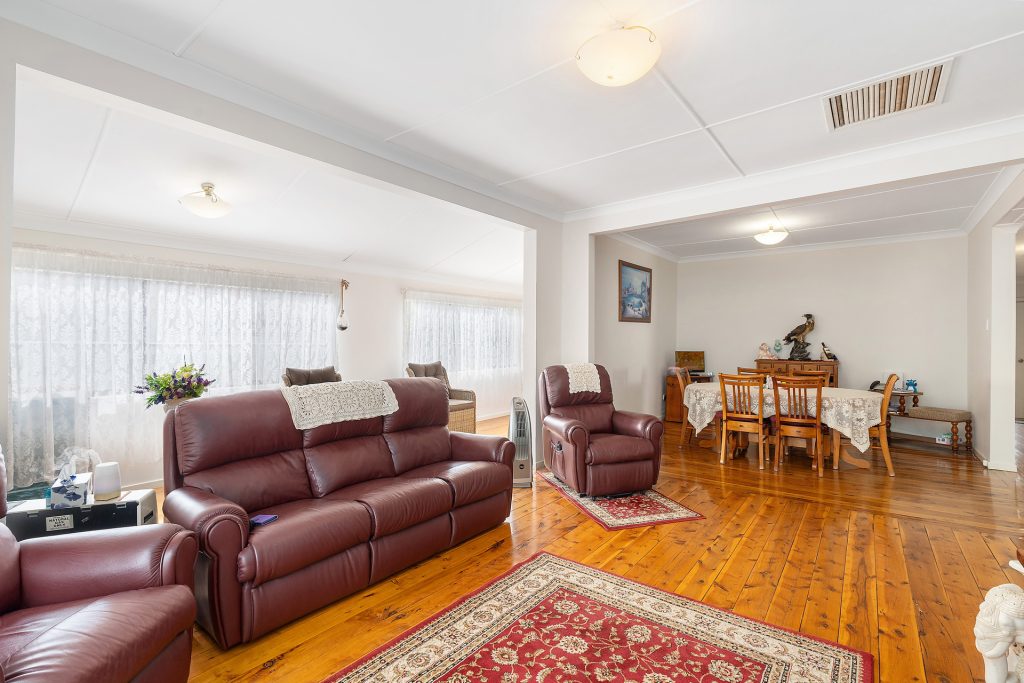 27 Victoria Avenue, Narrandera NSW 2700 - photo 5