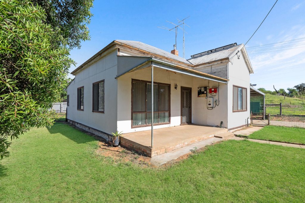 4 Beckham Street, Narrandera NSW 2700 - photo 2