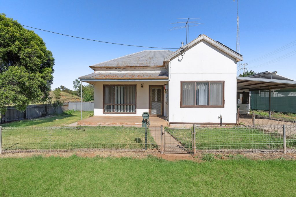 4 Beckham Street, Narrandera NSW 2700 - McGrath Riverina