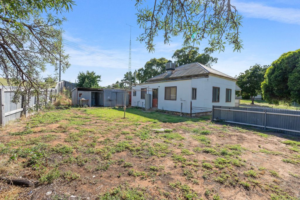 4 Beckham Street, Narrandera NSW 2700 - photo 12