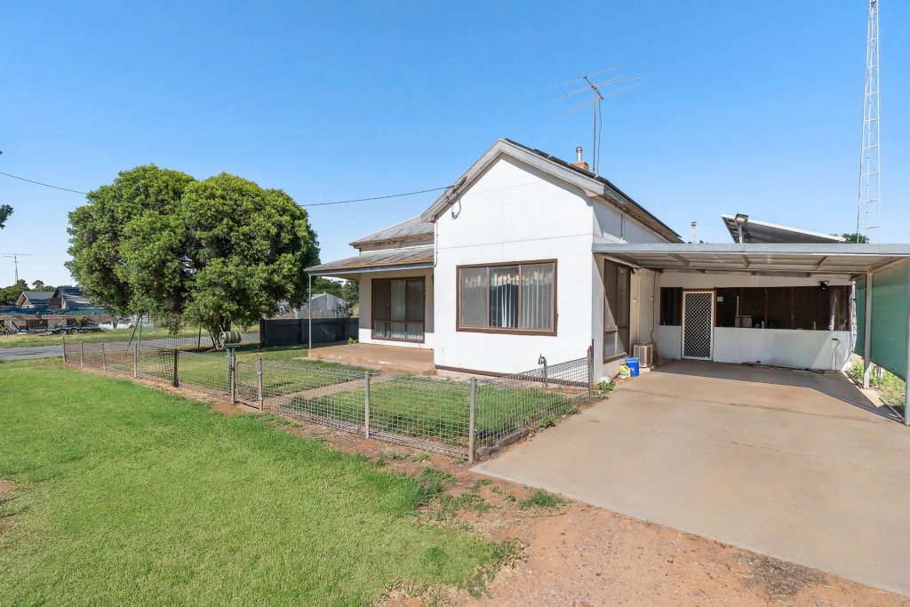 4 Beckham Street, Narrandera NSW 2700 - photo 14