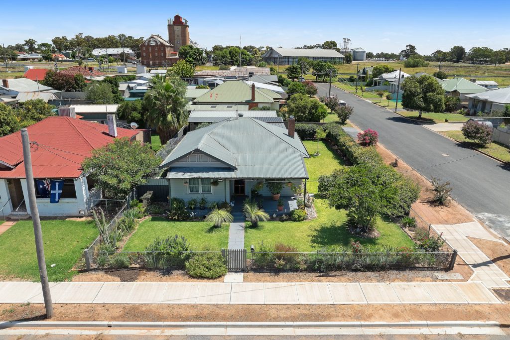 82 Crowley Street, Temora NSW 2666 - photo 4