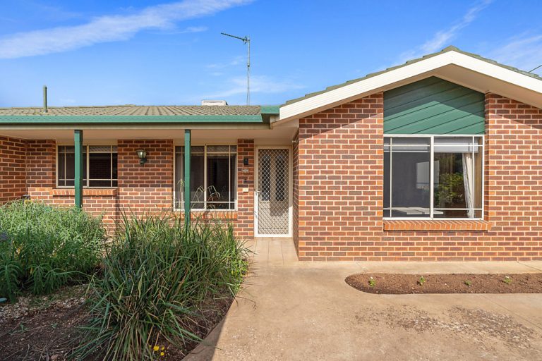 3/144 Baker Street, Temora