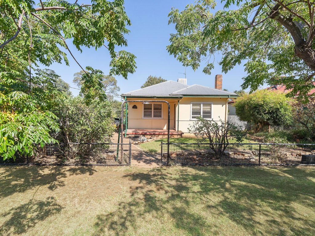 164 Sharpe Street, Temora NSW 2666 - photo 3