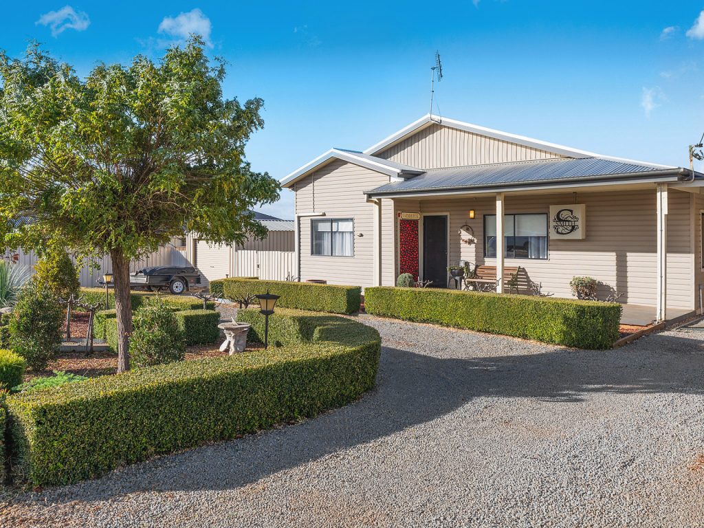 27 Joffre Street, Temora NSW 2666 - photo 4