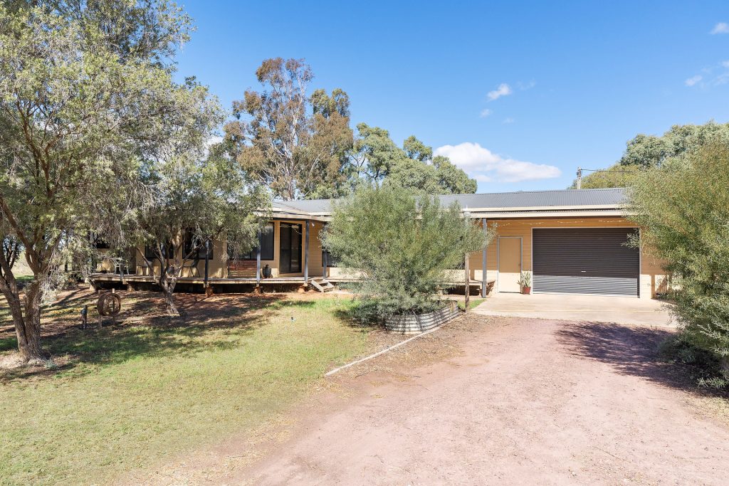 73 Brown Road, Leeton NSW 2705 - photo 4