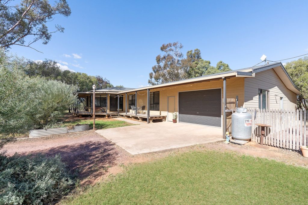 73 Brown Road, Leeton NSW 2705 - photo 5