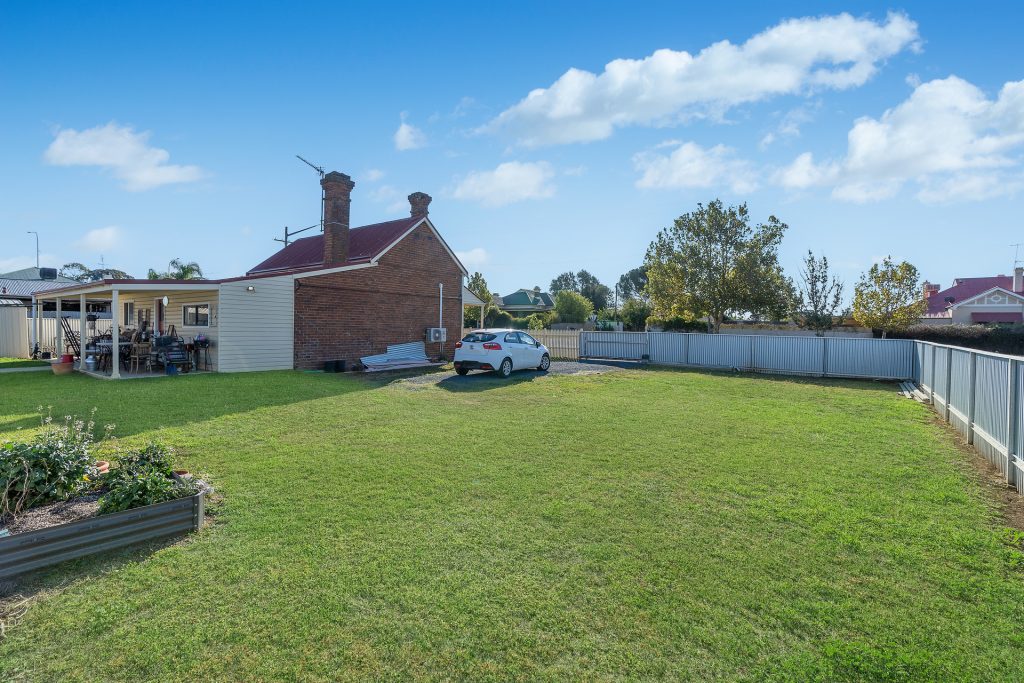 4 Victoria Street, Temora NSW 2666 - photo 6