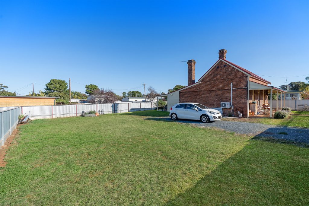 4 Victoria Street, Temora NSW 2666 - photo 8