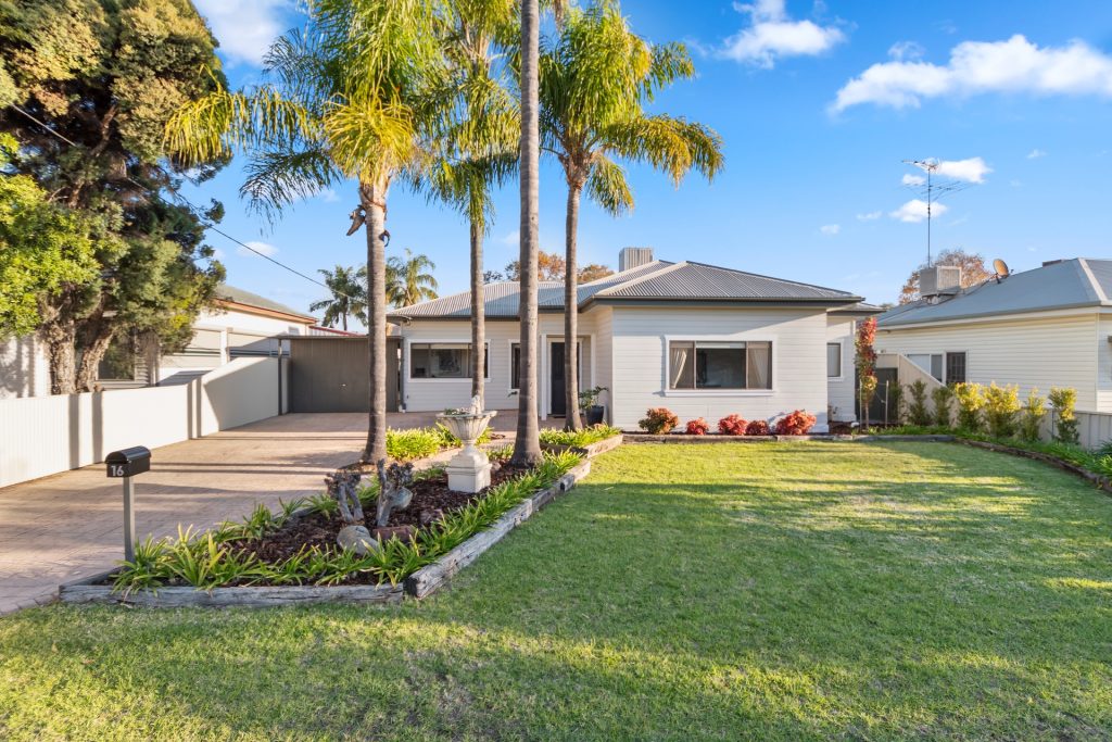 16 Mulga Street, Leeton NSW 2705 - McGrath Riverina