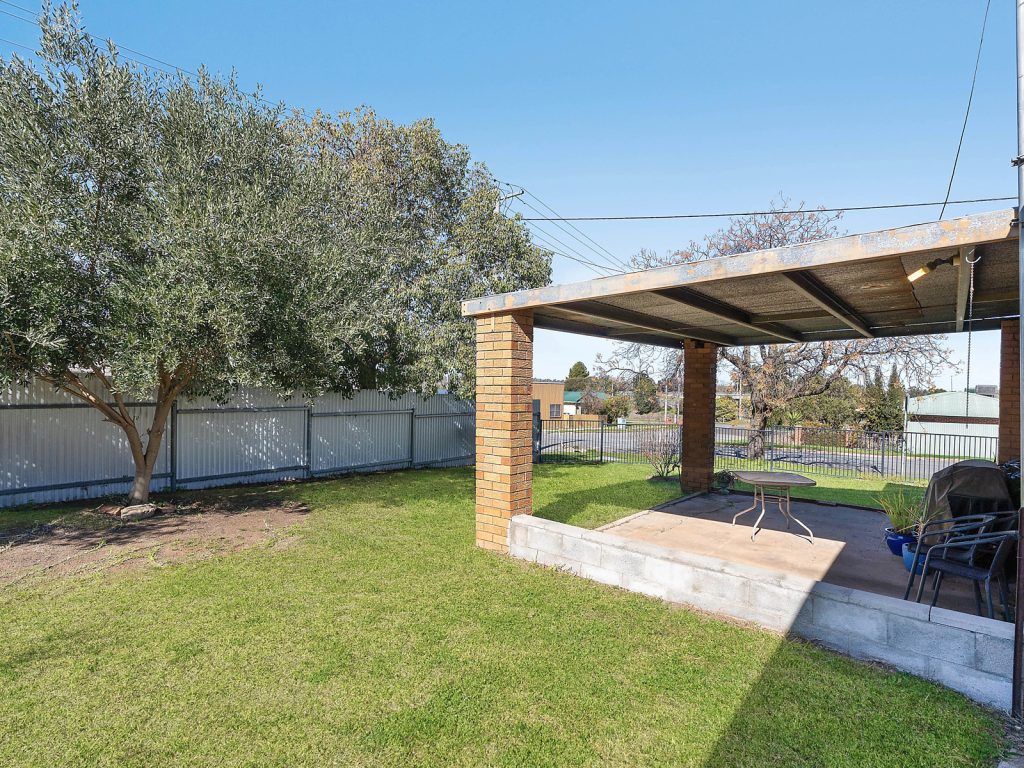 37 Roslyn Street, Narrandera NSW 2700 - photo 2