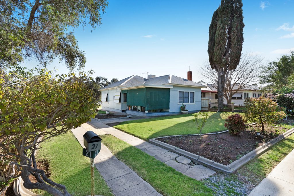 21 Cherry Avenue, Leeton NSW 2705 - photo 2