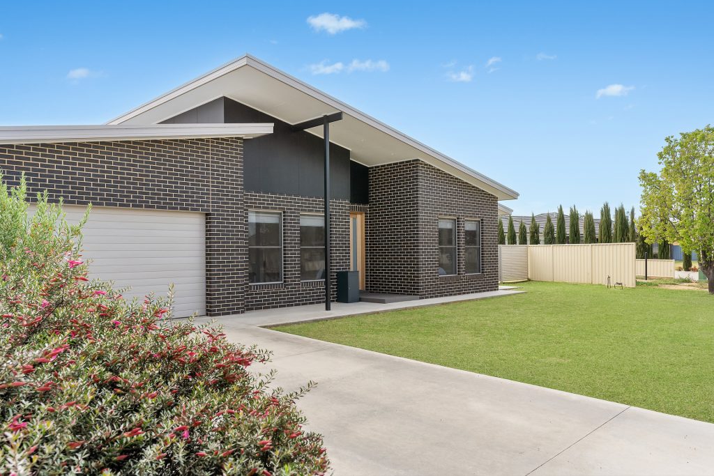 22 Carrington Drive, Leeton NSW 2705 - photo 2