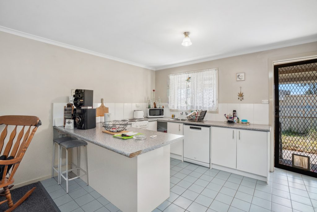 10 Helenor Crescent, Narrandera NSW 2700 - photo 4