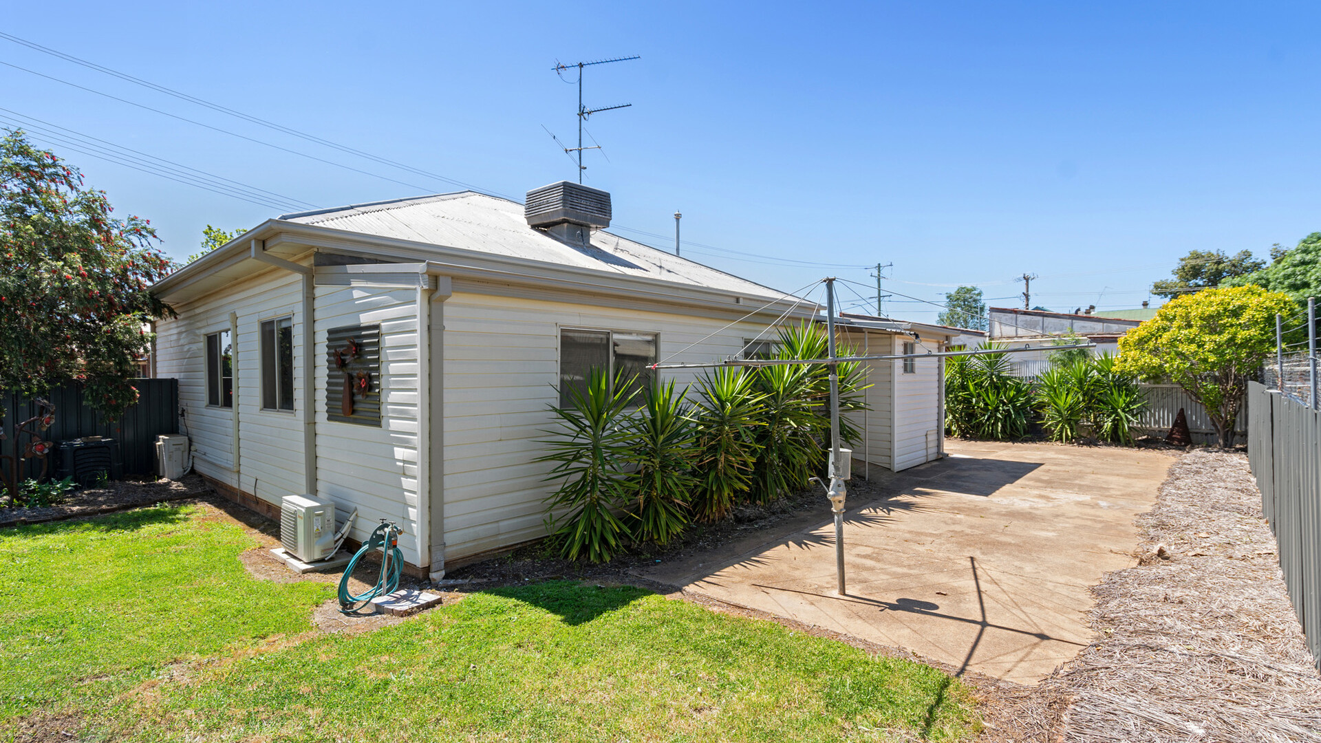 92 Parkes Street, Temora NSW 2666 - photo 9