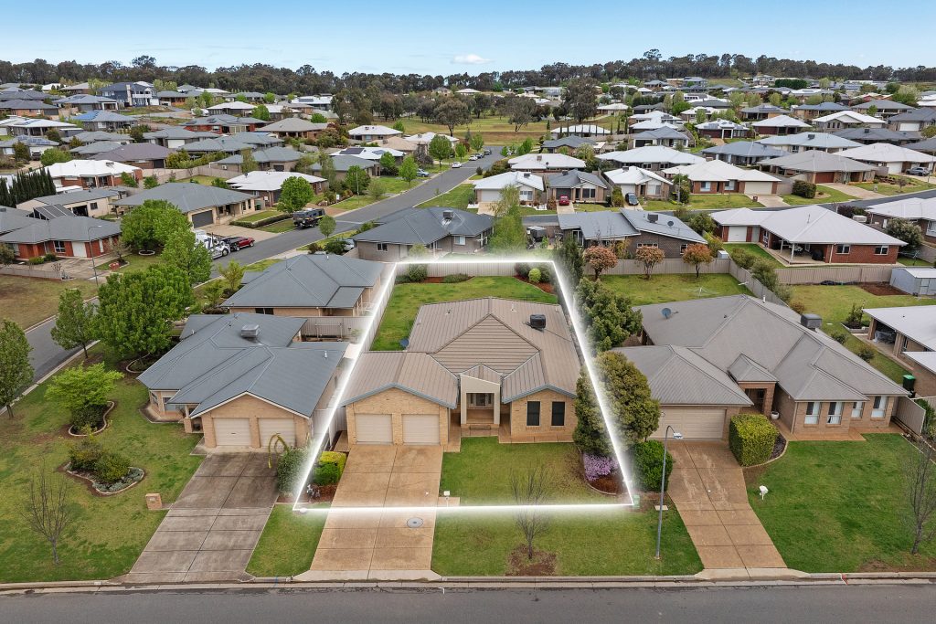 37 Kaloona Drive, Bourkelands NSW 2650 - photo 2