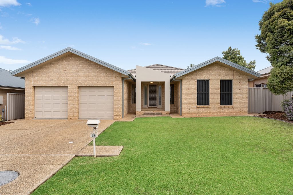 37 Kaloona Drive, Bourkelands NSW 2650 - McGrath Riverina