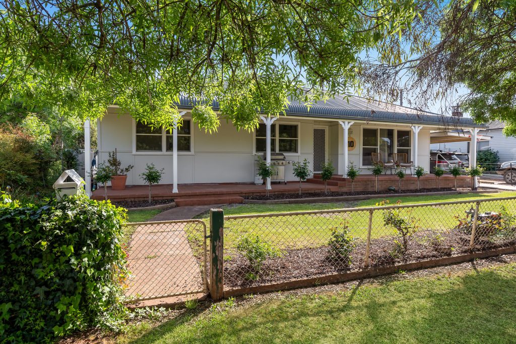 10 Bellevue Street, Temora NSW 2666 - photo 2