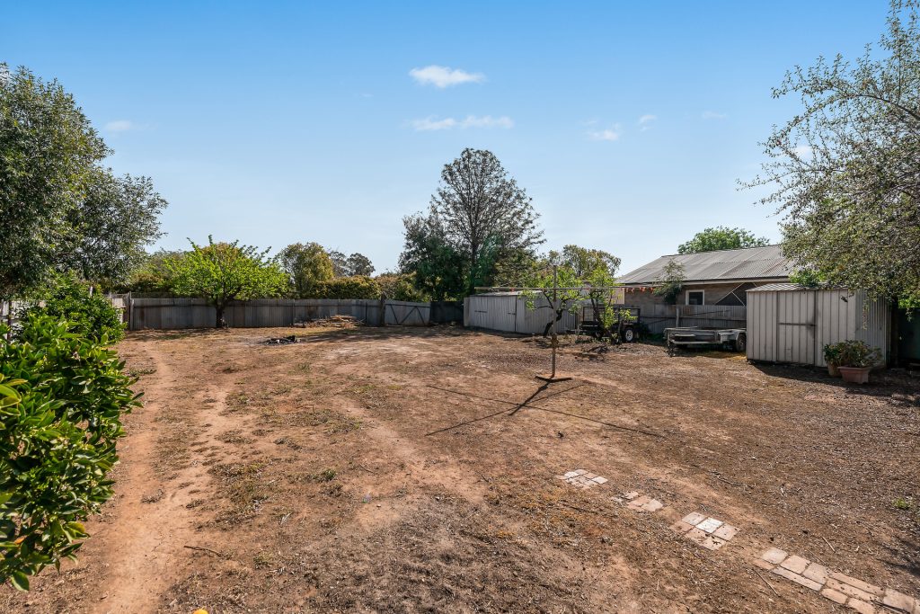 10 Bellevue Street, Temora NSW 2666 - photo 14
