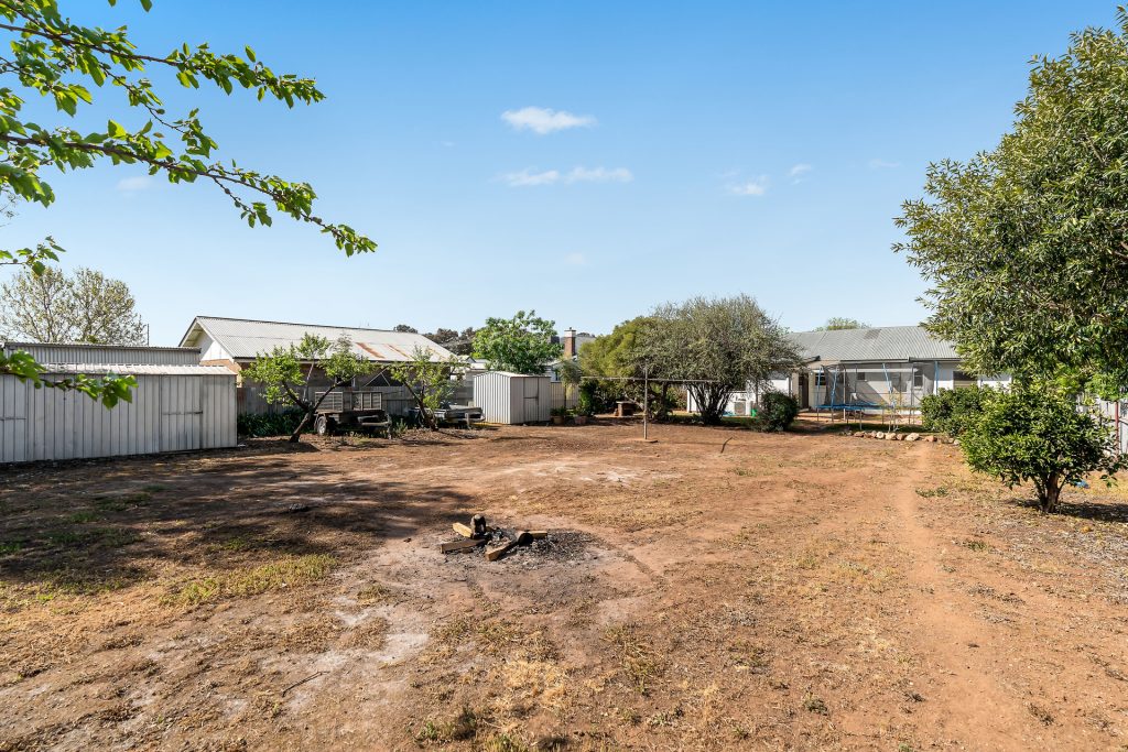 10 Bellevue Street, Temora NSW 2666 - photo 15