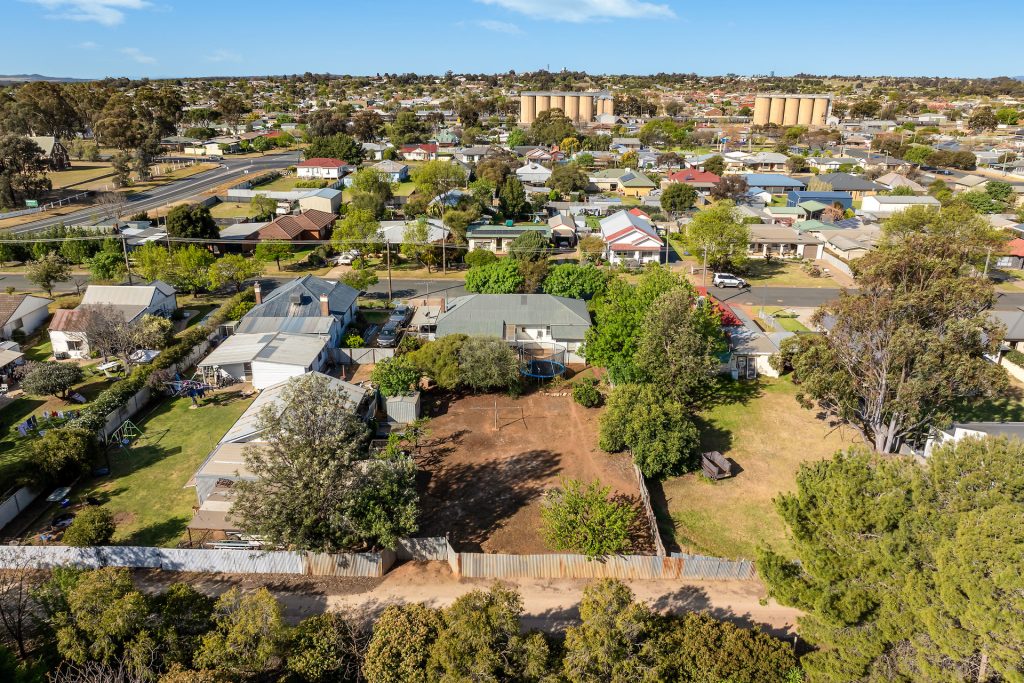 10 Bellevue Street, Temora NSW 2666 - photo 16