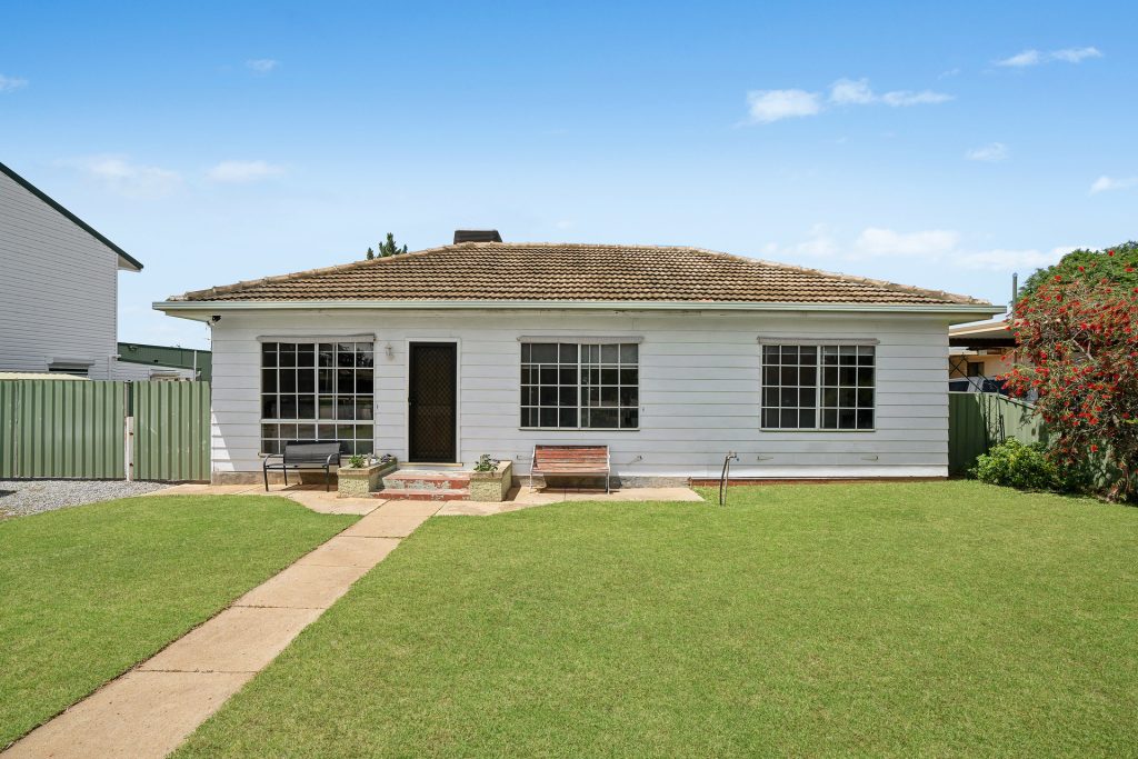 28 Melaleuca Avenue, Leeton NSW 2705 - photo 2