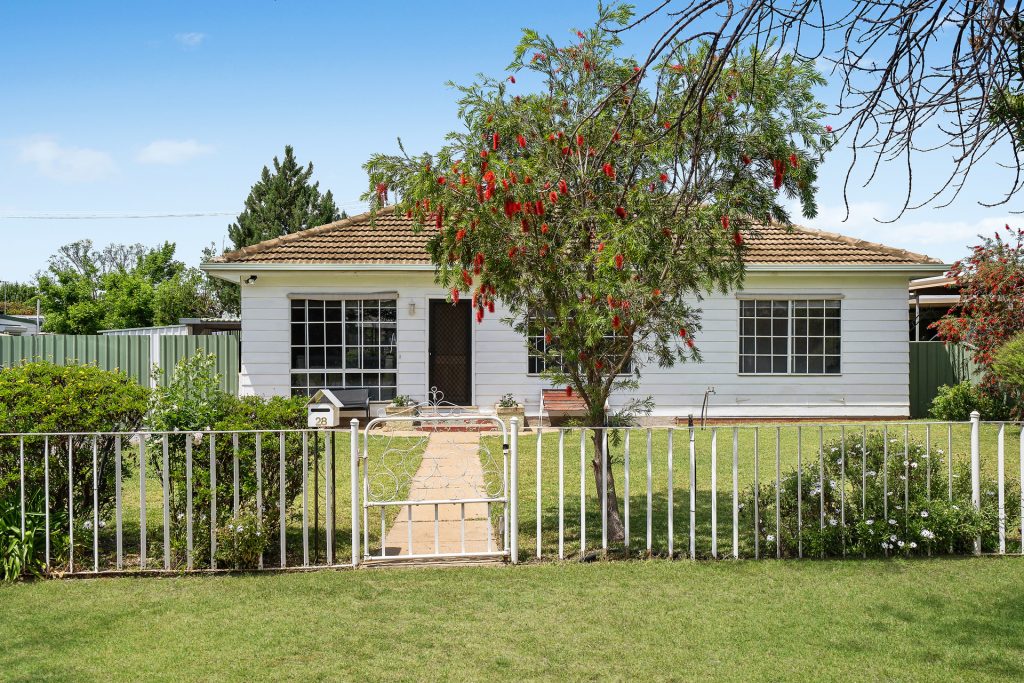 28 Melaleuca Avenue, Leeton NSW 2705 - McGrath Riverina