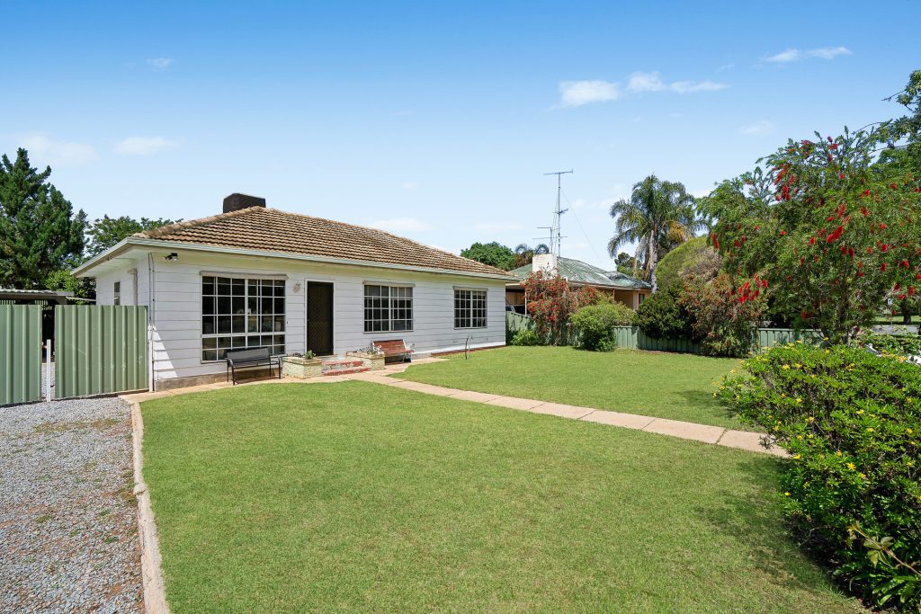 28 Melaleuca Avenue, Leeton NSW 2705 - photo 16