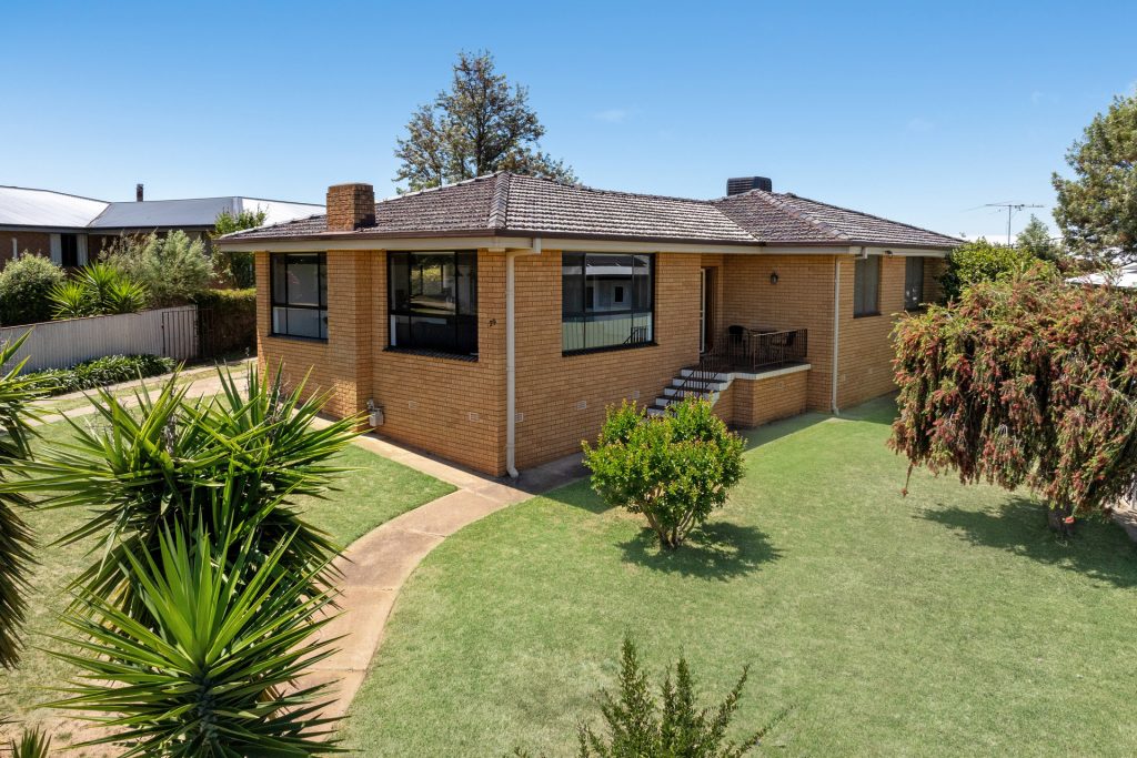 29 Redmond Street, Temora NSW 2666 - photo 2