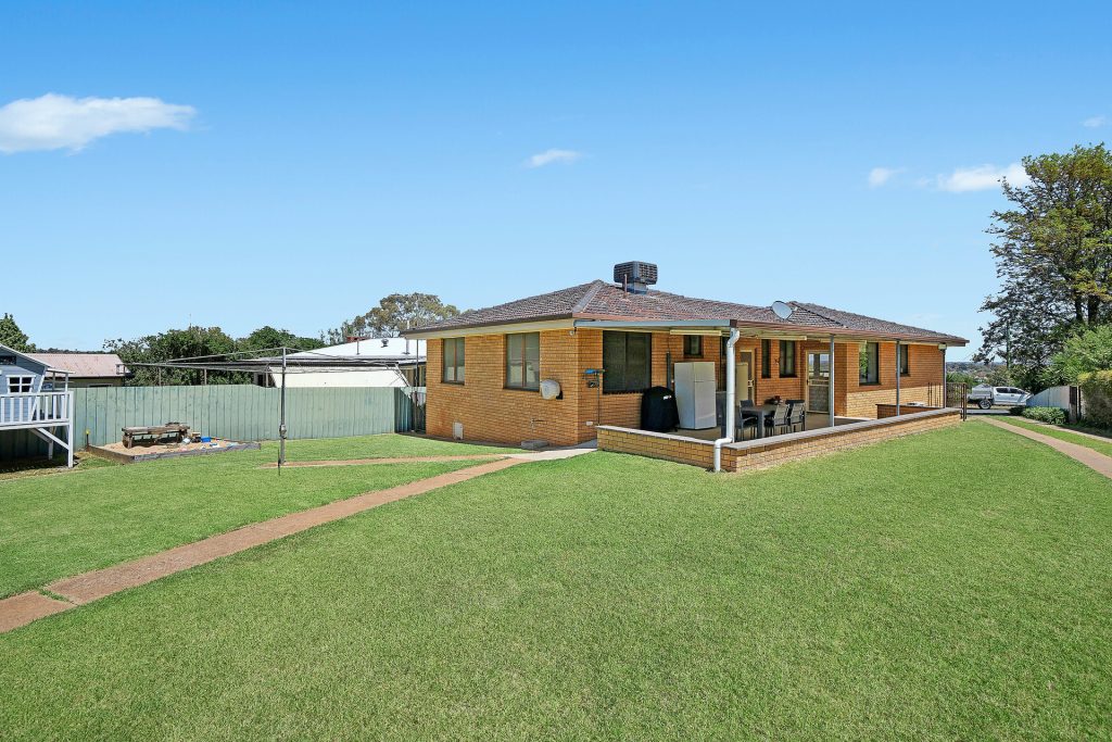 29 Redmond Street, Temora NSW 2666 - photo 15