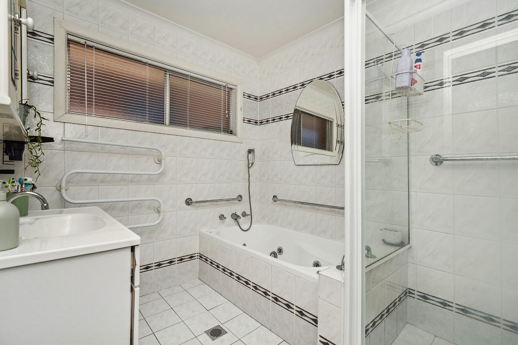 6 Cherry Ave, Leeton NSW 2705 - photo 15