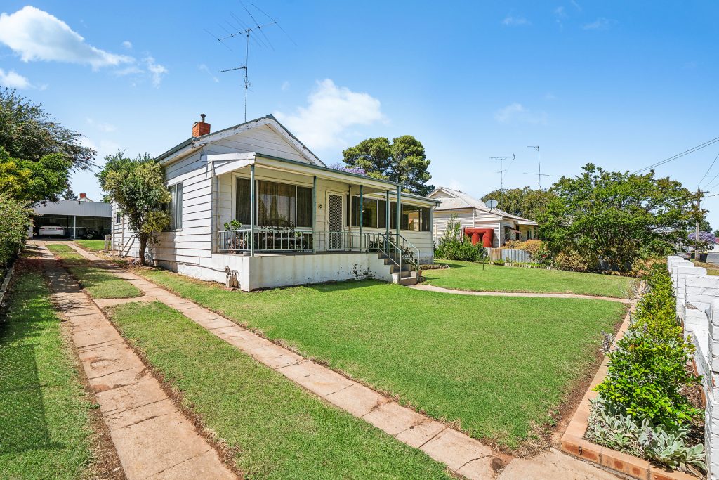 12 Mallee Street, Leeton NSW 2705 - photo 2