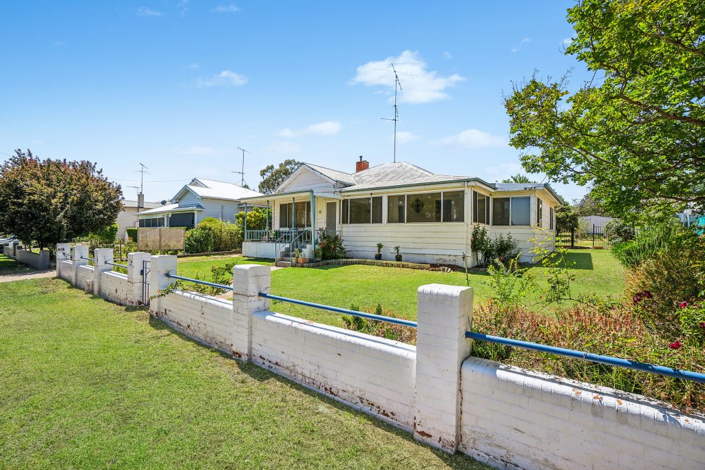 12 Mallee Street, Leeton NSW 2705 - McGrath Riverina