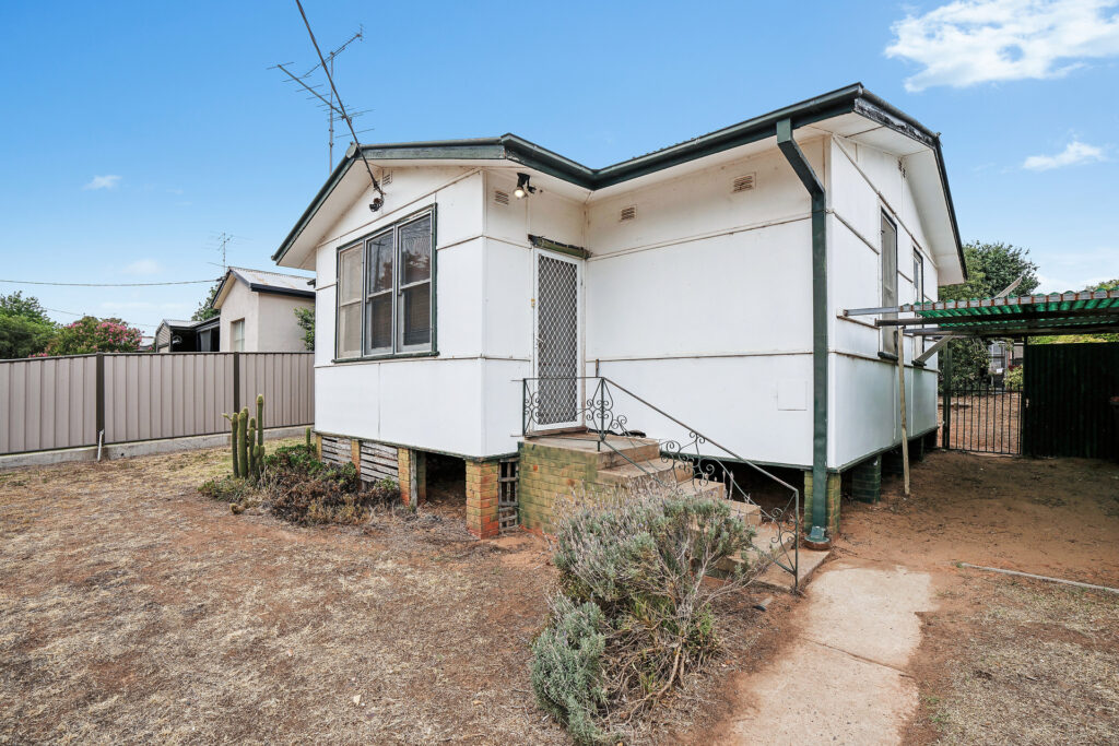 24 Larmer Street, Narrandera NSW 2700 - photo 2