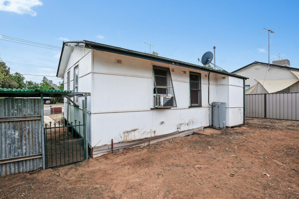24 Larmer Street, Narrandera NSW 2700 - photo 11