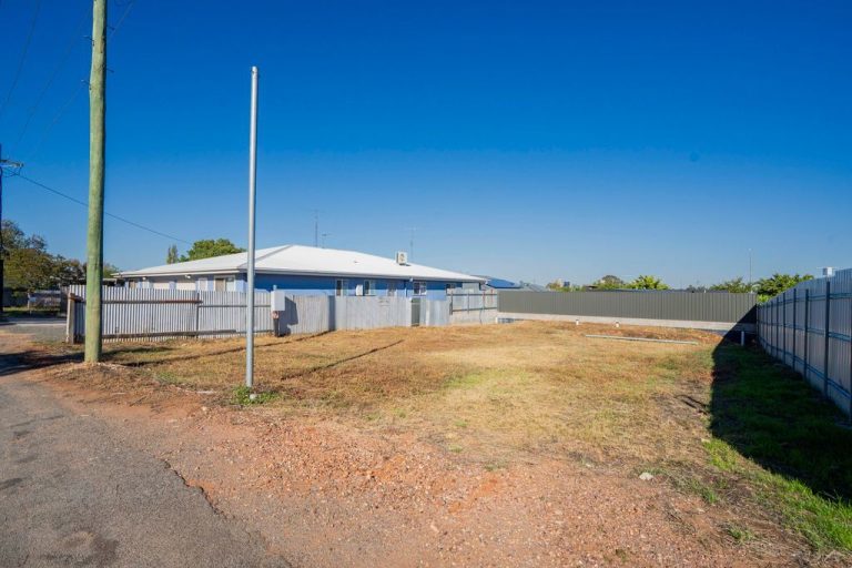 15 St Peters Lane, Leeton